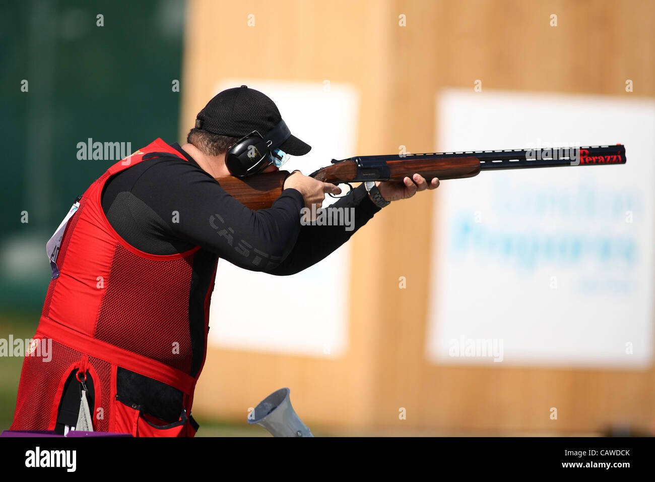 26.04.2012 Londra, Inghilterra. Il London prepara ISSF World Cup. Oguzhan Tuzun (TUR) in azione durante la trappola del Mens di concorrenza Foto Stock