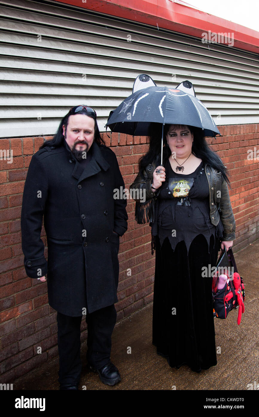 Goti a Whitby Goth Weekend Giovedì 26/04/2012, fondata da Jo Hampshire nel 1994, un evento a Whitby, North Yorkshire, Regno Unito riunendo goti e emos a questo iconico della destinazione di Dracular per la musica, ballare e bere. Due Goti in posa da parete di Whitby sotto la pioggia Foto Stock Goti a Whitby Goth Weekend Giovedì 26/04/2012, fondata da Jo Hampshire nel 1994, un evento a Whitby, North Yorkshire, Regno Unito riunendo goti e emos a questo iconico della destinazione di Dracular per la musica, ballare e bere. Due Goti in posa da parete di Whitby sotto la pioggia Foto Stock