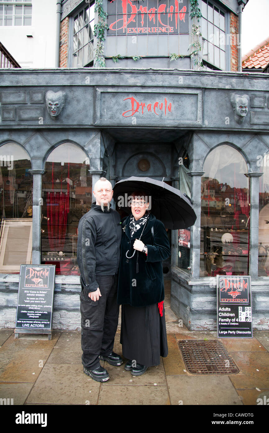 Goti a Whitby Goth Weekend Giovedì 26/04/2012, fondata da Jo Hampshire nel 1994, un evento a Whitby, North Yorkshire riunendo goti e emos a questo iconico della destinazione di Dracular per la musica, ballare e bere. Due Goti in posa da Whitby Dracular horror show Foto Stock Goti a Whitby Goth Weekend Giovedì 26/04/2012, fondata da Jo Hampshire nel 1994, un evento a Whitby, North Yorkshire riunendo goti e emos a questo iconico della destinazione di Dracular per la musica, ballare e bere. Due Goti in posa da Whitby Dracular horror show Foto Stock