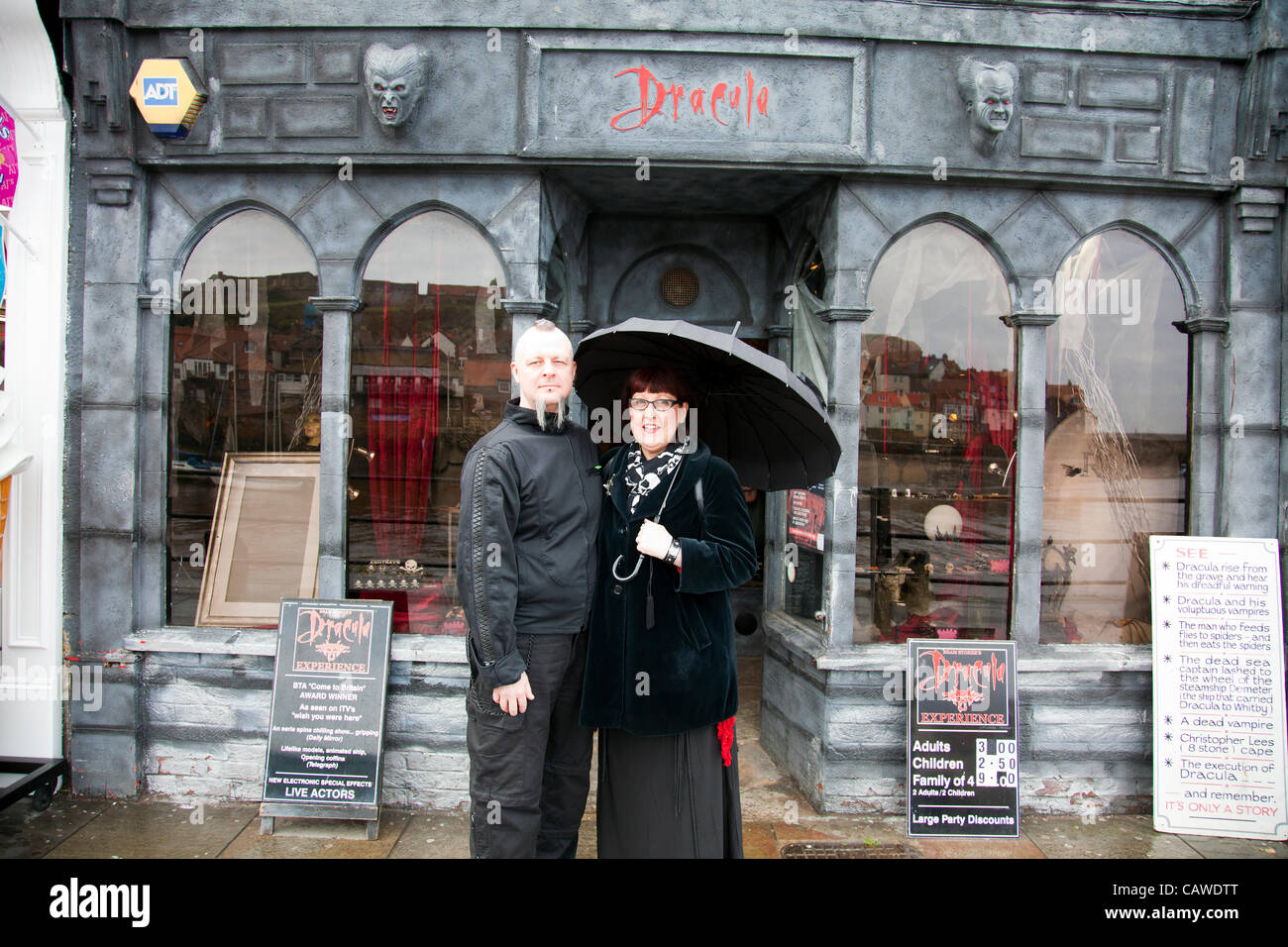 Goti a Whitby Goth Weekend Giovedì 26/04/2012, fondata da Jo Hampshire nel 1994, un evento a Whitby, North Yorkshire, Regno Unito riunendo goti e emos a questo iconico della destinazione di Dracular per la musica, ballare e bere. Due Goti in posa da Whitby Dracular horror show Foto Stock Goti a Whitby Goth Weekend Giovedì 26/04/2012, fondata da Jo Hampshire nel 1994, un evento a Whitby, North Yorkshire, Regno Unito riunendo goti e emos a questo iconico della destinazione di Dracular per la musica, ballare e bere. Due Goti in posa da Whitby Dracular horror show Foto Stock