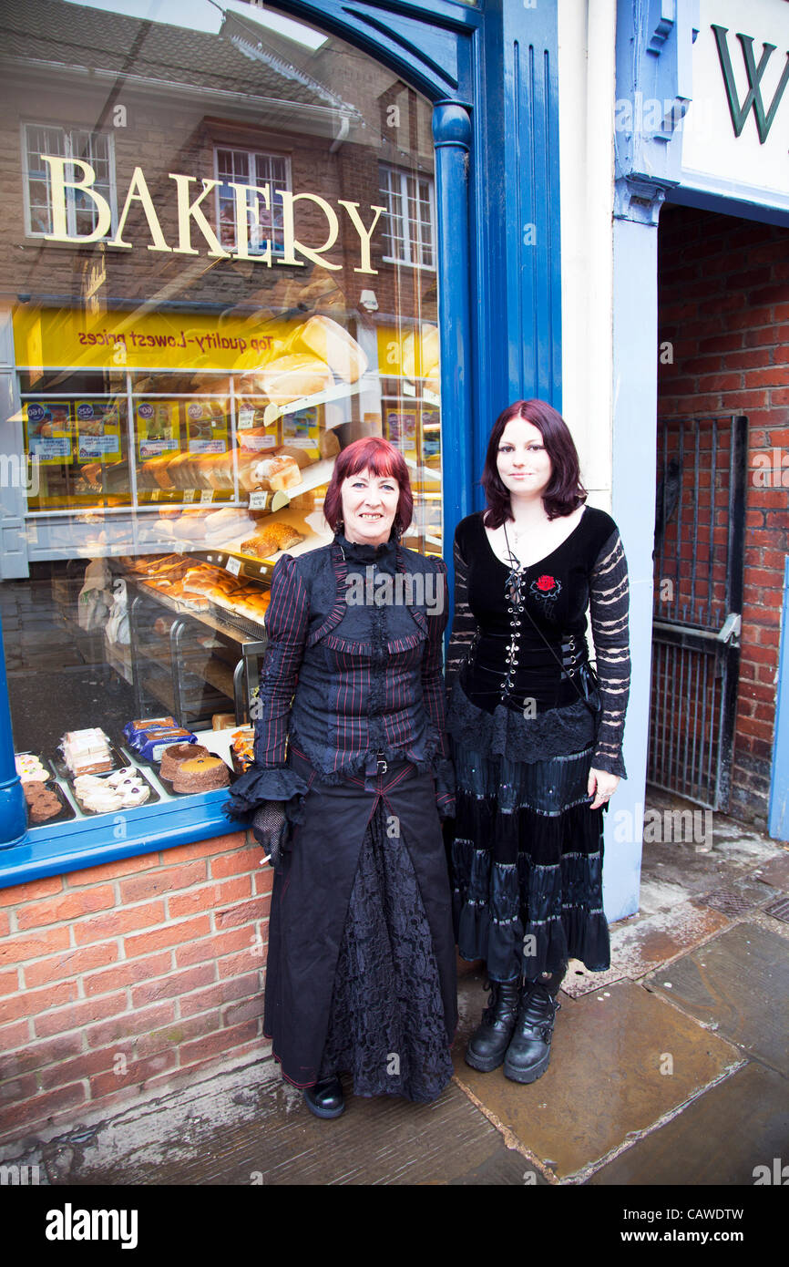 Goti a Whitby Goth Weekend Giovedì 26/04/2012, fondata da Jo Hampshire nel 1994, un evento a Whitby, North Yorkshire, Regno Unito riunendo goti e emos a questo iconico della destinazione di Dracular per la musica, ballare e bere. Due Goti in posa dalla città di Whitby panificio Foto Stock Goti a Whitby Goth Weekend Giovedì 26/04/2012, fondata da Jo Hampshire nel 1994, un evento a Whitby, North Yorkshire, Regno Unito riunendo goti e emos a questo iconico della destinazione di Dracular per la musica, ballare e bere. Due Goti in posa dalla città di Whitby panificio Foto Stock