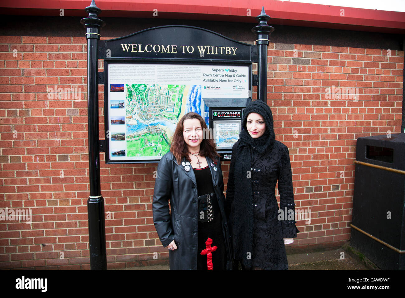 Goti a Whitby Goth Weekend Giovedì 26/04/2012, fondata da Jo Hampshire nel 1994, un evento a Whitby, North Yorkshire, Regno Unito riunendo goti e emos a questo iconico della destinazione di Dracular per la musica, ballare e bere. Due Goti in posa dalla città di Whitby segno Foto Stock Goti a Whitby Goth Weekend Giovedì 26/04/2012, fondata da Jo Hampshire nel 1994, un evento a Whitby, North Yorkshire, Regno Unito riunendo goti e emos a questo iconico della destinazione di Dracular per la musica, ballare e bere. Due Goti in posa dalla città di Whitby segno Foto Stock