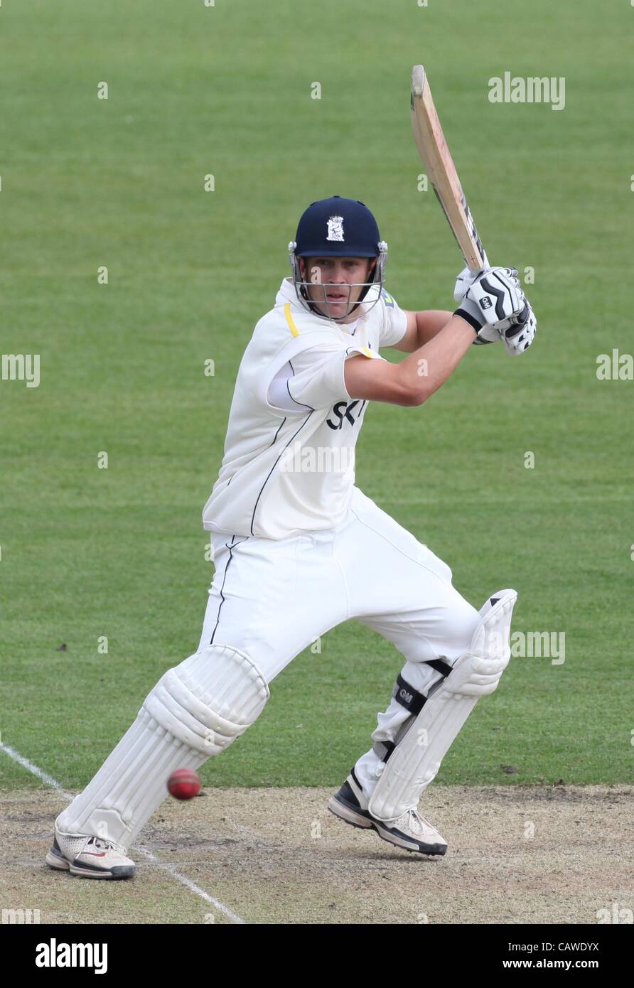 Jonathon Trott taglia la sfera durante la divisione LV 1 gara di campionato tra Sussex e Warwickshire presso la massa Probiz a Hove, Regno Unito il 26 aprile 2012. Foto Stock