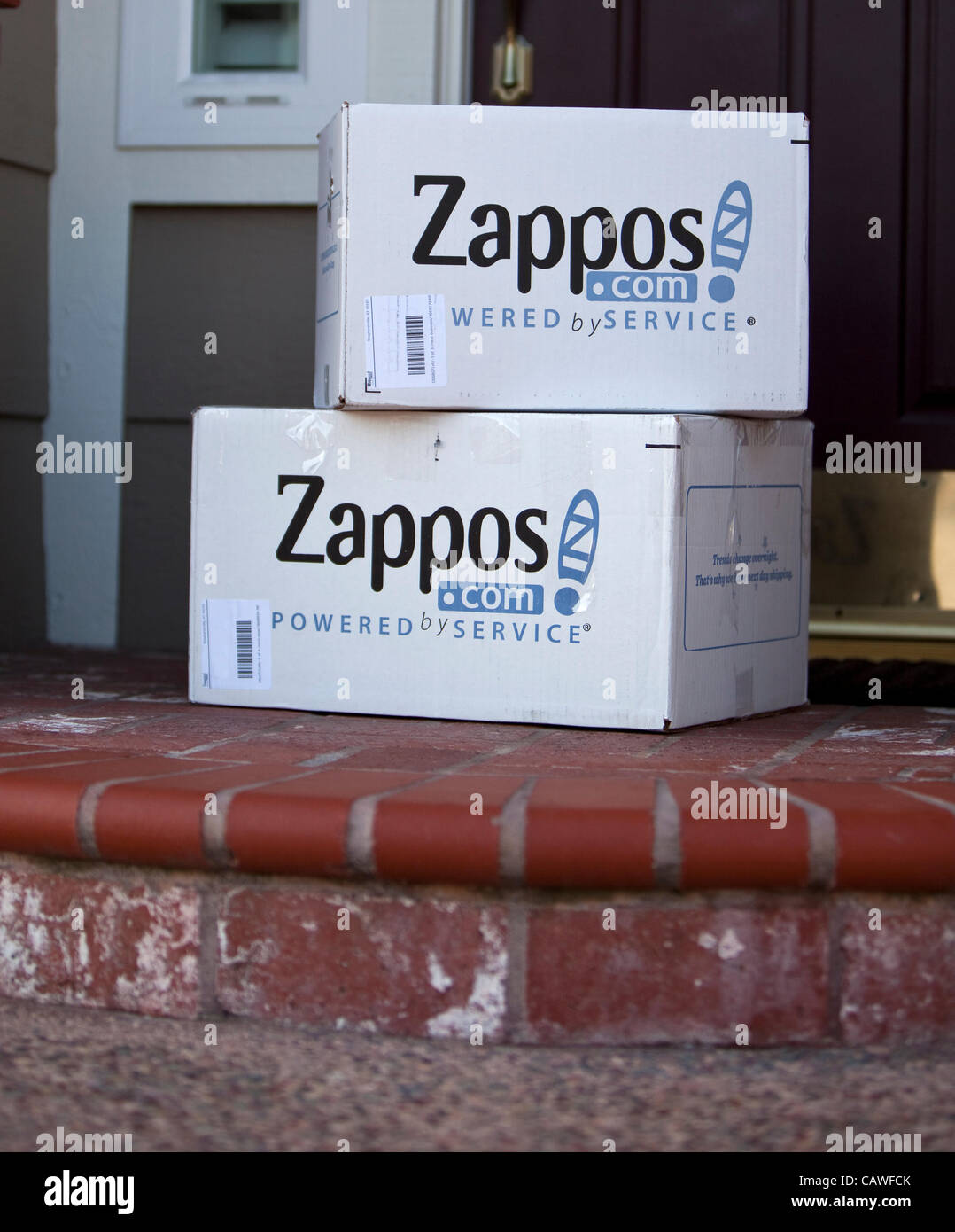 Aprile 22, 2012 - Aliso Viejo, California, Stati Uniti - Bianco Zappos le  scatole di spedizione consegnata a casa in California del Sud. Zappos.com è  un servizio online di scarpe e abbigliamento