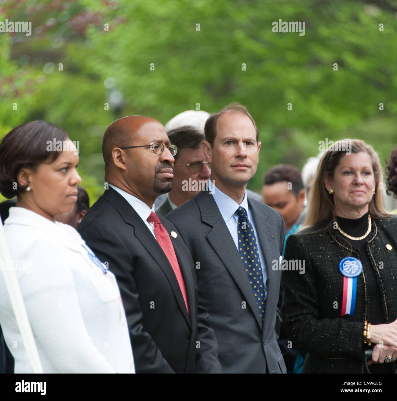 Philadelphia, Pennsylvania, Stati Uniti Aprile 26, 2012. Sua Altezza Reale il Principe Edward, piante un albero a Girard College di Philadelphia in onore della regina di Diamante anno giubilare. Prince Edward uniti Duca di Edimburgo di aggiudicazione dei partecipanti al programma e i rappresentanti della scuola a piantare un albero. Foto Stock