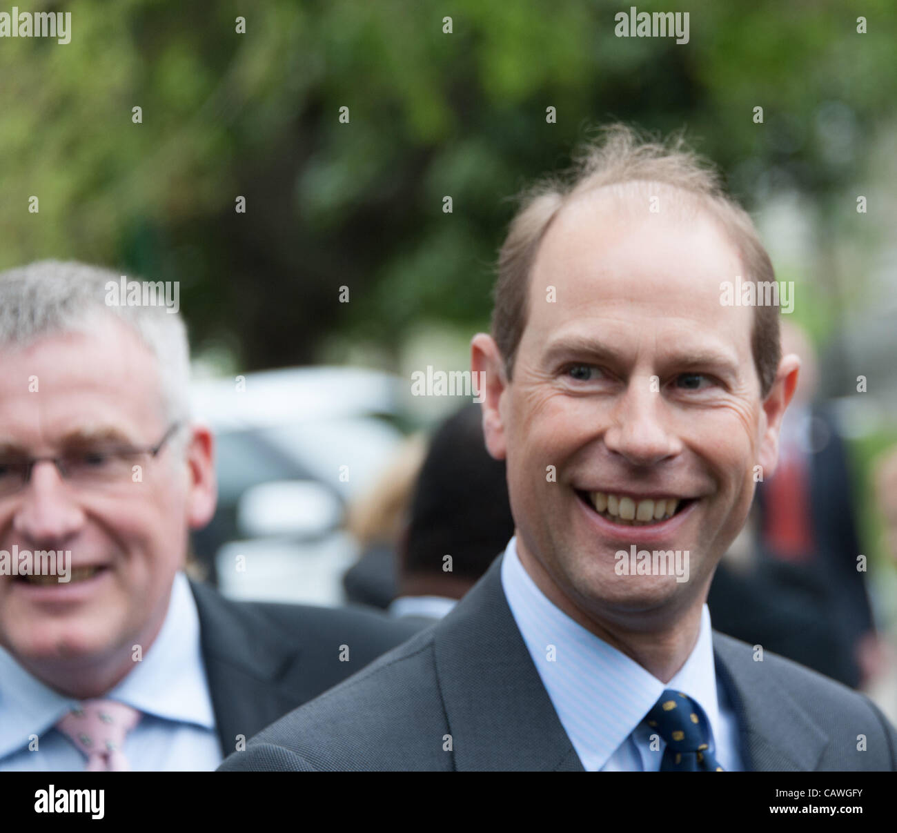 Philadelphia, Pennsylvania, Stati Uniti Aprile 26, 2012. Sua Altezza Reale il Principe Edward, piante un albero a Girard College di Philadelphia in onore della regina di Diamante anno giubilare. Prince Edward uniti Duca di Edimburgo di aggiudicazione dei partecipanti al programma e i rappresentanti della scuola in pianta l'albero. Foto Stock