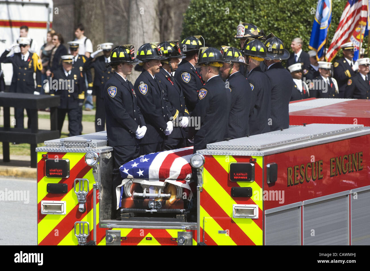 Aprile 27, 2012 - Salisbury, North Carolina, Stati Uniti d'America - 10 Marzo 2008: il pompiere il corteo funebre si arresta in corrispondenza del Catawba college campus per un memoriale di servizio Lunedì 10 Marzo 2007 per i due vigili del fuoco caduti, Victor Isler e Justin Monroe. (Credito Immagine: © Sean Meyers/Z Foto Stock