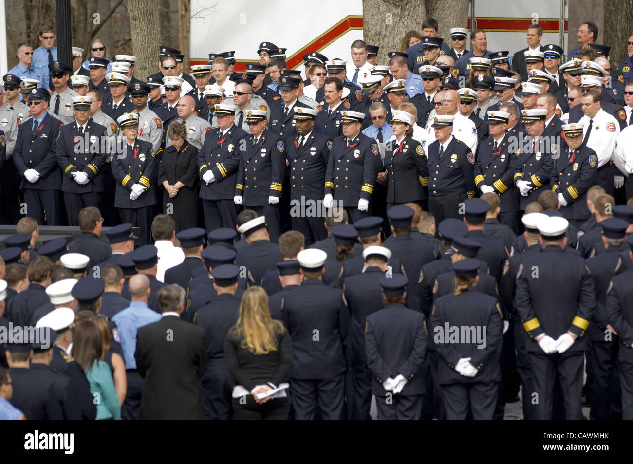 Aprile 27, 2012 - Salisbury, North Carolina, Stati Uniti d'America - 10 Marzo 2008: il pompiere il corteo funebre si arresta in corrispondenza del Catawba college campus per un memoriale di servizio Lunedì 10 Marzo 2007 per i due vigili del fuoco caduti, Victor Isler e Justin Monroe. (Credito Immagine: © Sean Meyers/Z Foto Stock