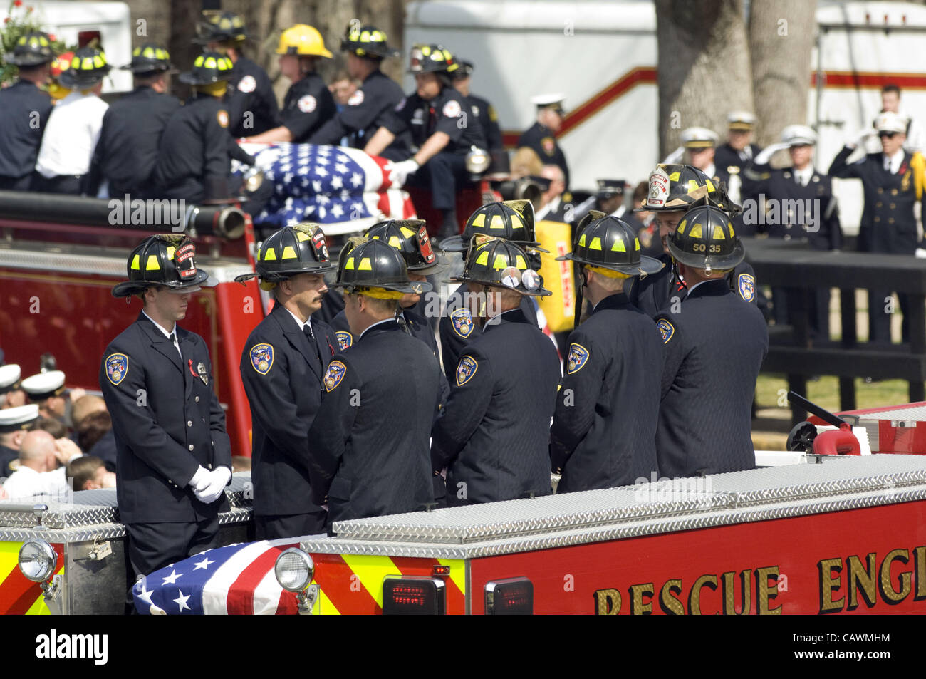 Aprile 27, 2012 - Salisbury, North Carolina, Stati Uniti d'America - 10 Marzo 2008: il pompiere il corteo funebre si arresta in corrispondenza del Catawba college campus per un memoriale di servizio Lunedì 10 Marzo 2007 per i due vigili del fuoco caduti, Victor Isler e Justin Monroe. (Credito Immagine: © Sean Meyers/Z Foto Stock