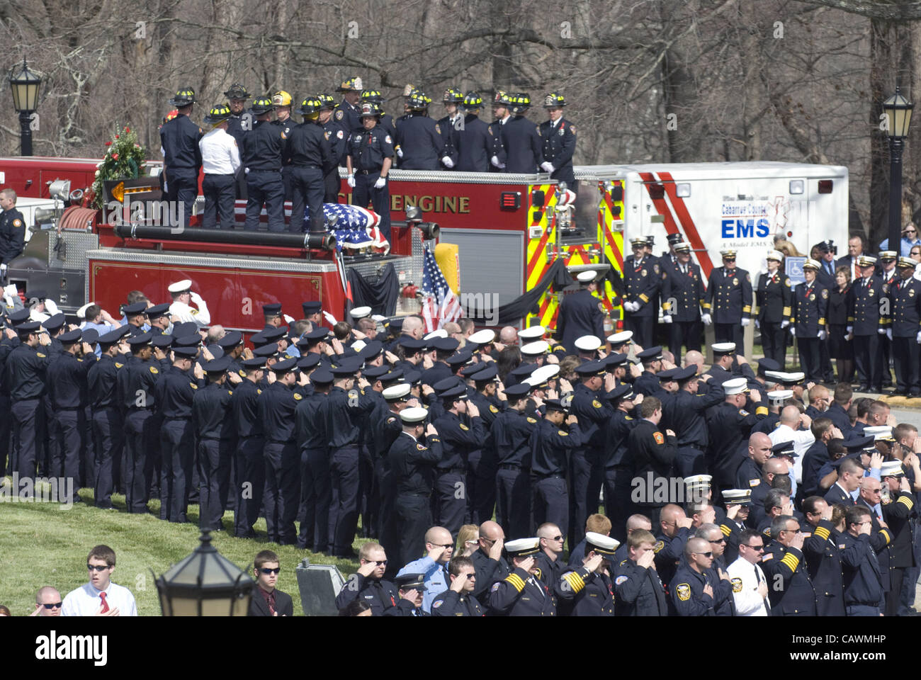 Aprile 27, 2012 - Salisbury, North Carolina, Stati Uniti d'America - 10 Marzo 2008: il pompiere il corteo funebre si arresta in corrispondenza del Catawba college campus per un memoriale di servizio Lunedì 10 Marzo 2007 per i due vigili del fuoco caduti, Victor Isler e Justin Monroe. (Credito Immagine: © Sean Meyers/Z Foto Stock