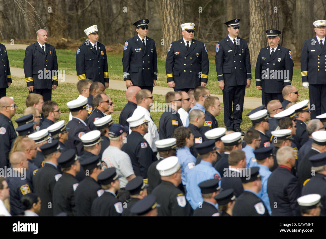 Aprile 27, 2012 - Salisbury, North Carolina, Stati Uniti d'America - 10 Marzo 2008: il pompiere il corteo funebre si arresta in corrispondenza del Catawba college campus per un memoriale di servizio Lunedì 10 Marzo 2007 per i due vigili del fuoco caduti, Victor Isler e Justin Monroe. (Credito Immagine: © Sean Meyers/Z Foto Stock