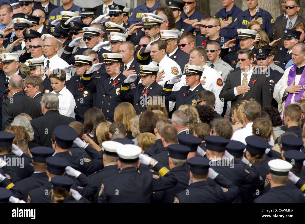 Aprile 27, 2012 - Salisbury, North Carolina, Stati Uniti d'America - 10 Marzo 2008: il pompiere il corteo funebre si arresta in corrispondenza del Catawba college campus per un memoriale di servizio Lunedì 10 Marzo 2007 per i due vigili del fuoco caduti, Victor Isler e Justin Monroe. (Credito Immagine: © Sean Meyers/Z Foto Stock