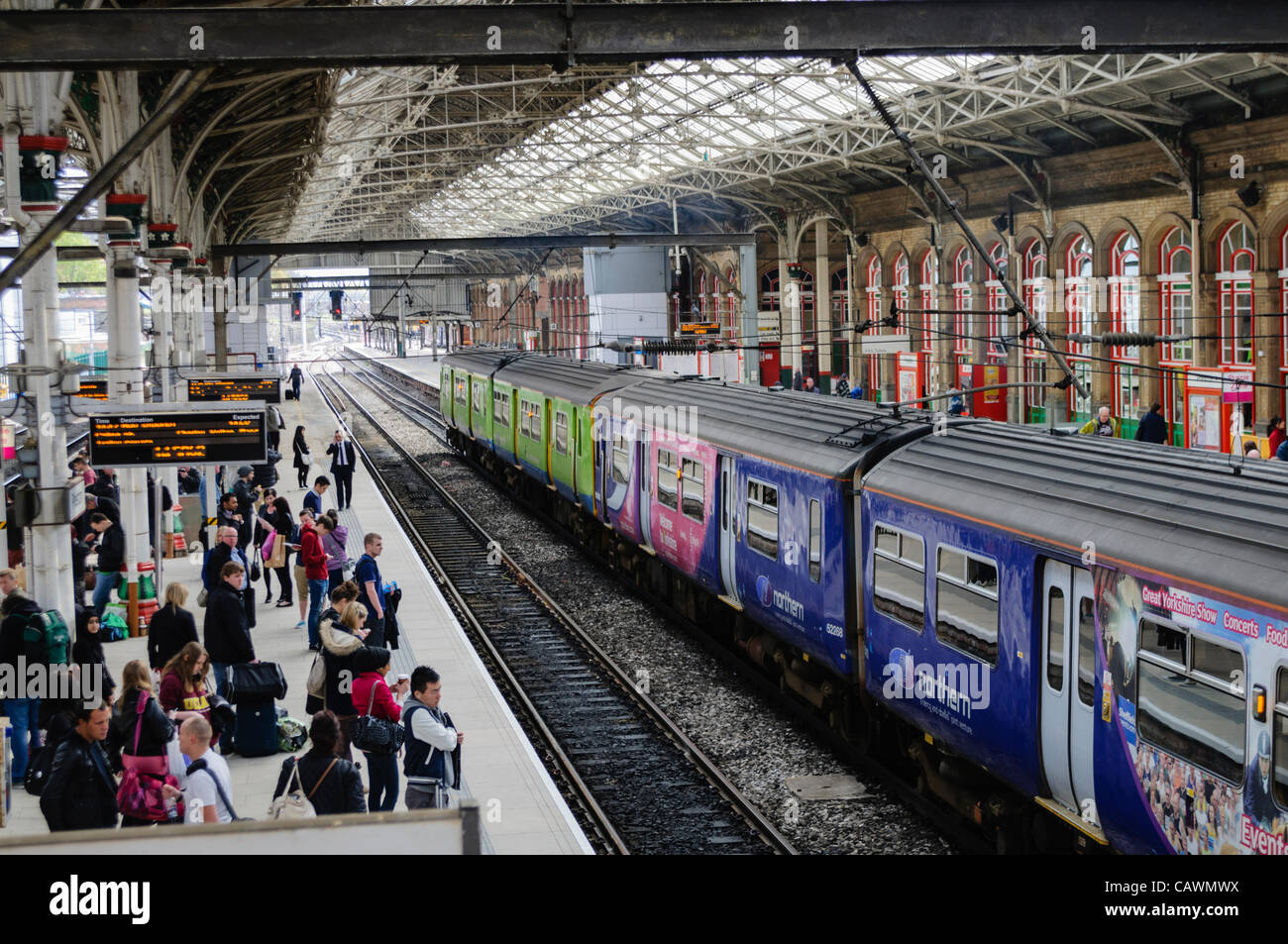 Preston, Lancs. 27/04/2012 - pendolari attendere sulla piattaforma presso la stazione ferroviaria di Preston e dopo l'evacuazione a causa di un errore di allarmi antincendio. Foto Stock