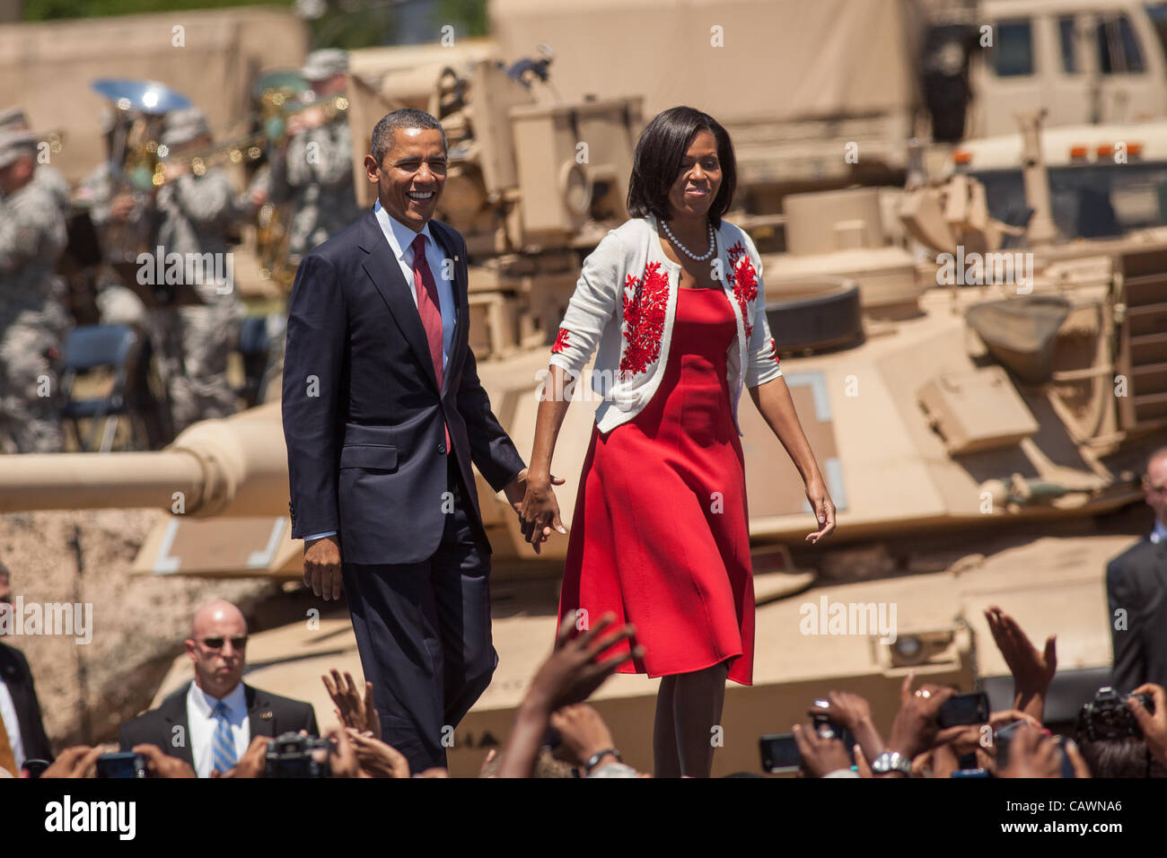 Il Presidente Usa Barack Obama e la first lady Michelle Obama a piedi sul palco a Fort Stewart army base su Aprile 27, 2012 in Hinesville, Georgia. Obama è alla base di firmare un ordine esecutivo che richiedono più divulgazione da scuole che hanno come bersaglio il personale militare. Foto Stock