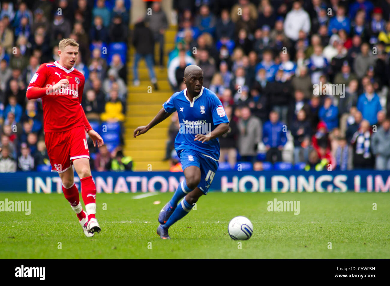 28.04.2012 Birmingham, Inghilterra. Birmingham City v lettura. Morgaro Gomis (Birmingham City) e Jobi McAnuff (lettura) in azione durante il campionato NPower gioco giocato a St Andrews. Foto Stock