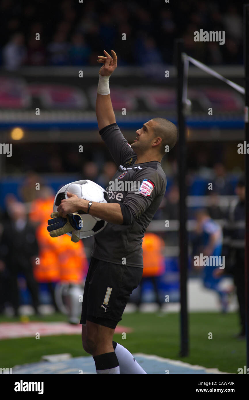 28.04.2012 Birmingham, Inghilterra. Birmingham City v lettura. La lettura di portiere Adam Federici (lettura) celebra con un pallone gonfiabile dopo il Campionato NPower gioco giocato a St Andrews. Foto Stock