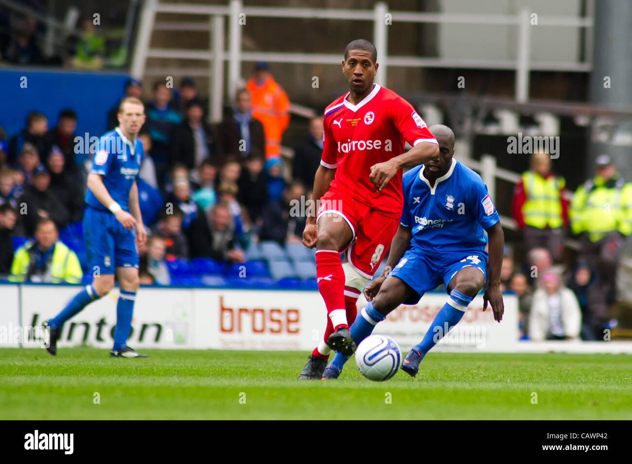 28.04.2012 Birmingham, Inghilterra. Birmingham City v Reading.Mikele Leigertwood (Lettura) e Morgaro Gomis (Birmingham City) in azione durante il campionato NPower gioco giocato a St Andrews. Foto Stock