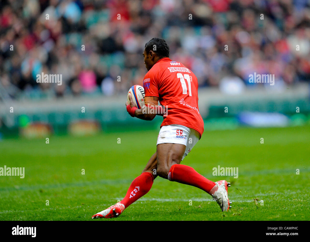 28.04.2012. Twickenham, Inghilterra. Dell'esercito, LCpl Semessa Rokoduguni (SDG) fa una pausa all'ala durante la Babcock Inter Servizi trofeo, Army vs Navy, di Rugby Union, Twickenham Middlesex 28 Aprile, 2012 , in Inghilterra. Foto Stock