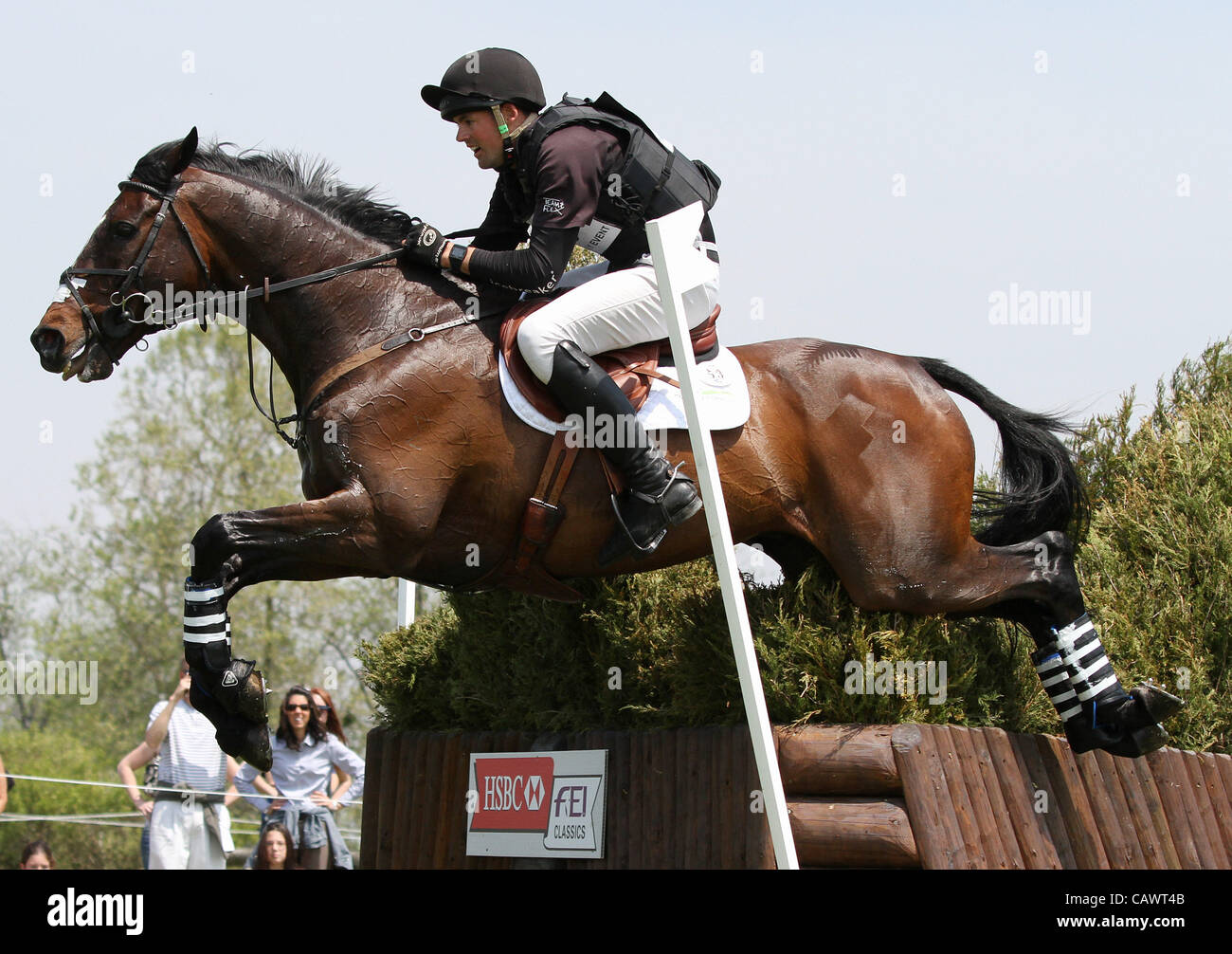 Aprile 28, 2012 - Lexington, Kentucky, Stati Uniti - Jonathan Paget e Clifton promessa a #22 HSBC FEI Classic Normandia la banca a Rolex tre giorni di manifestazione di Cross Country Course. Aprile 28,2012. (Credito Immagine: © Candice Chavez/eclipse/ZUMAPRESS.com) Foto Stock