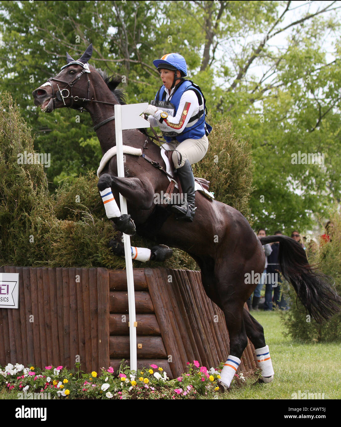 Aprile 28, 2012 - Lexington, Kentucky, Stati Uniti - Heather Morris e ardesia fiume prendere giù un flag al ventiduesimo obsticle e sono state richiamate per completare il salto di nuovo sul Rolex tre giorni di manifestazione di Cross Country Course. Aprile 28,2012. (Credito Immagine: © Candice Chavez/eclipse/ZUMAPRESS.com) Foto Stock