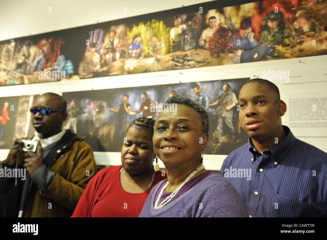 Artista Reception per vedere con fotografia SWPC collettivo, un gruppo di non vedenti, avvistato e completamente cieco fotografi, Sabato, 28 aprile 2012, da LICP a African American Museum, Hempstead, New York, Stati Uniti d'America. L-R: Dale Layne, Tameka Cooper, Marion Sheppard e Hasheem Kirkland. Foto Stock