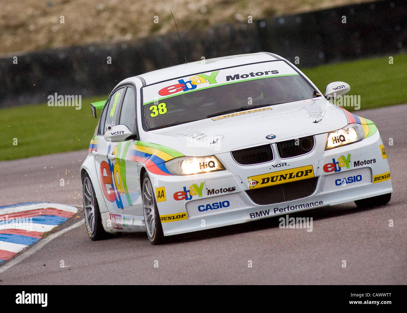 28.04.2012 Thruxton, Tom Onslow-Cole il pilotaggio del Ebay motori BMW 320i E90 in azione durante il sabato le qualifiche sul bagnato nel 2012 British Touring Car Championship. Foto Stock