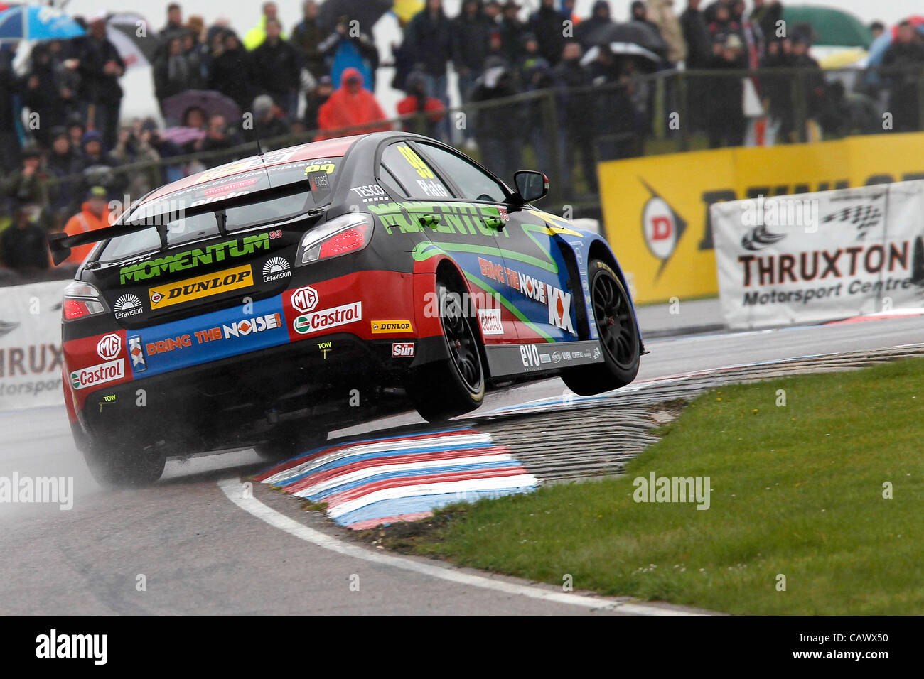 2.04.2012 Thruxton, in azione durante il sabato le qualifiche sul bagnato nel 2012 British Touring Car Championship. Foto Stock