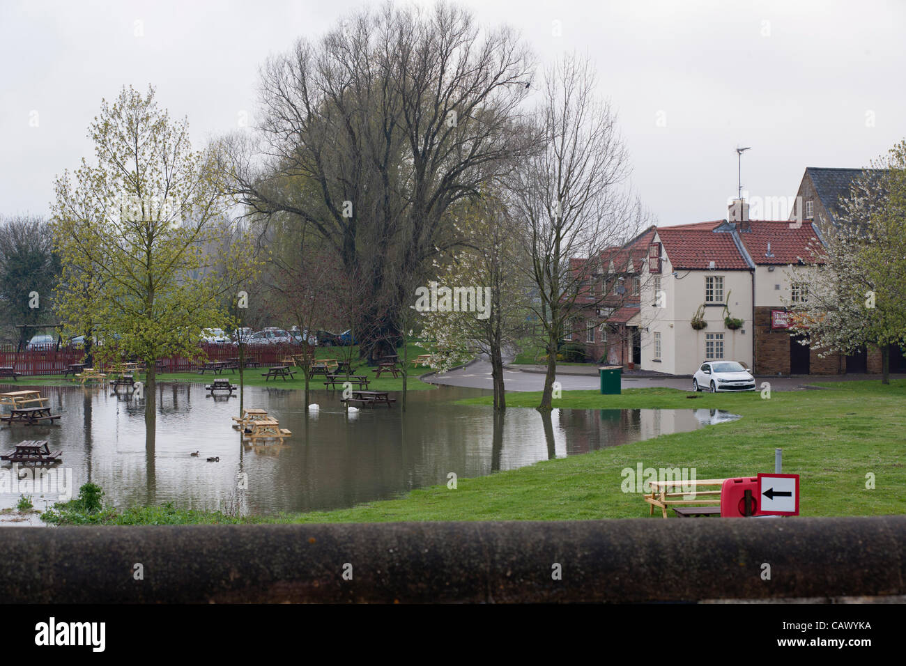 Domenica 29 Aprile 2012 Northampton U.K. Dopo un altro giorno di pioggia. Il mulino di fatturazione pub e ristorante.il Causeway, grande fatturazione, con giardino della birra allagata. Foto Stock