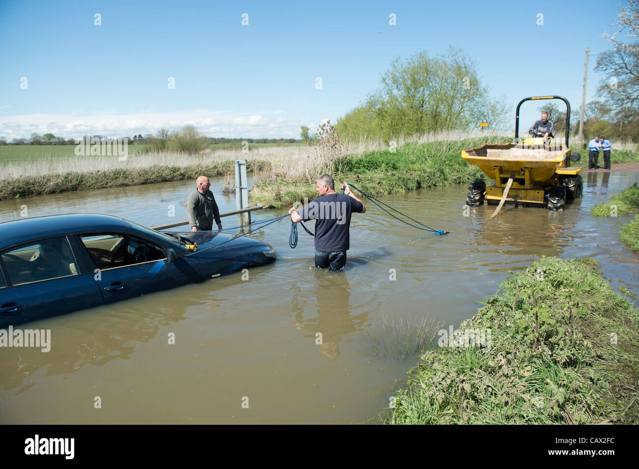 Il 30 aprile 2012. Billericay, Essex. Tre operai rescue una BMW che ha intrappolati nella famigerata ford, noto come Buttsbury Washington. Essi avevano di gettarvi in acqua ghiacciata per attaccare corde per un dumper per estrarlo. Foto Stock