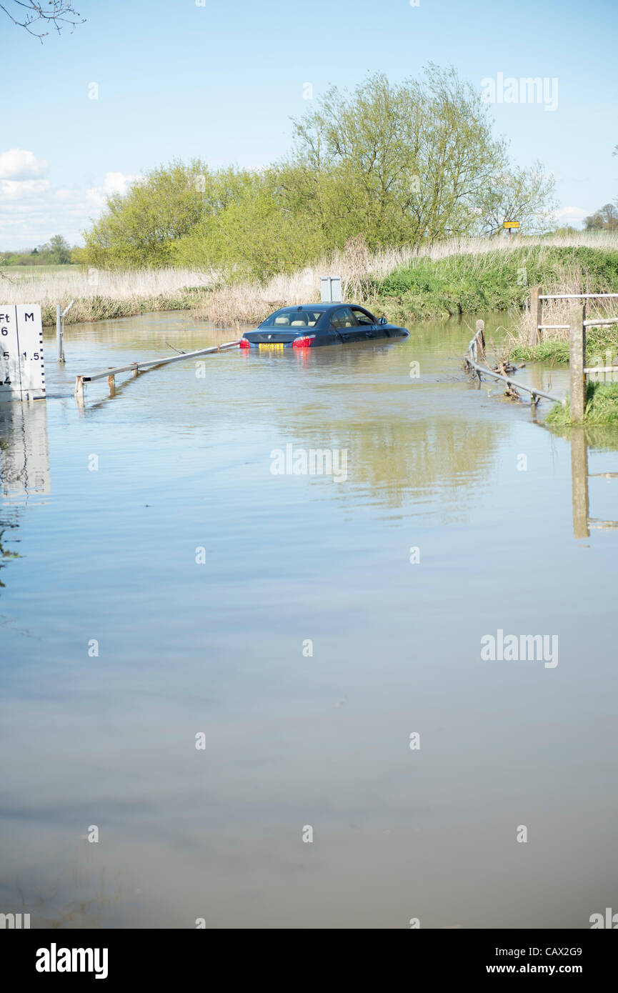 Il 30 aprile 2012. Billericay, Essex. Tre operai rescue una BMW che ha intrappolati nella famigerata ford, noto come Buttsbury Washington. Essi avevano di gettarvi in acqua ghiacciata per attaccare corde per un dumper per estrarlo. Foto Stock