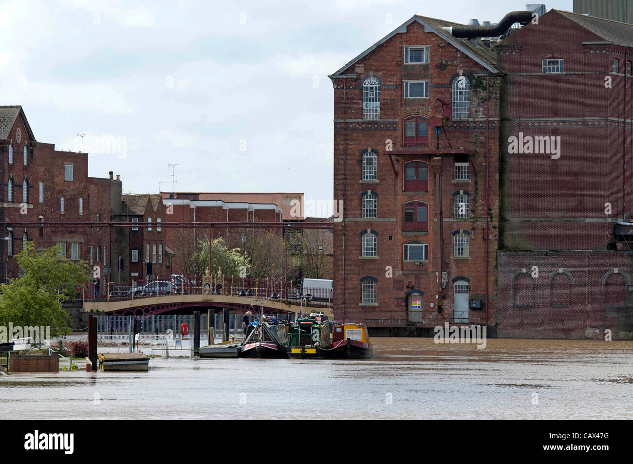 Tewkesbury- Regno Unito - 30 Aprile 2012 - In aumento le acque di esondazione a Tewkesbury, Regno Unito dopo heavy rain cover il canale percorso di traino. Foto Stock