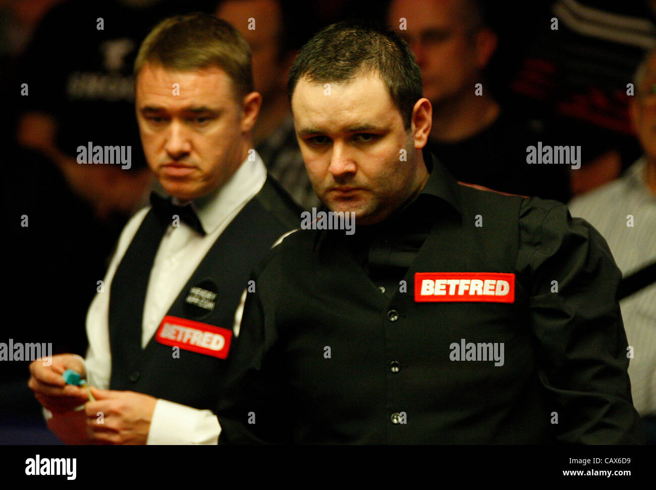 01.05.2012 Stephen Maguire (R) in azione contro Stephen Hendry(l) ai quarti di finale del World Snooker Snooker campionati a crogiolo, Sheffield. Regno Unito. Regno Unito. Foto Stock