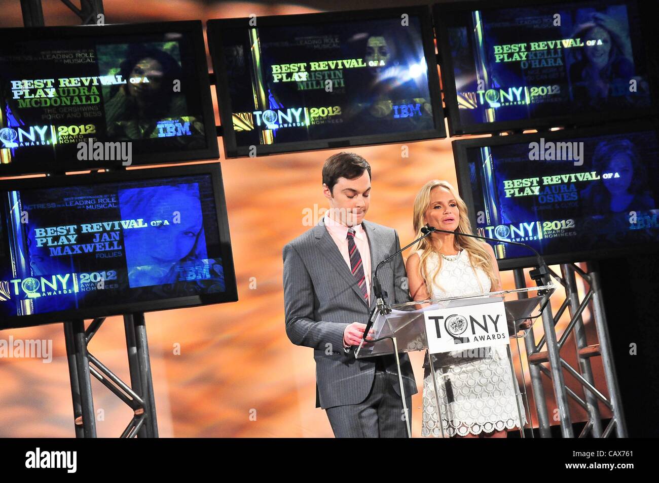 Jim Parsons, Kristin Chenoweth di presenze per annuncio del 66 Annuale di Tony Award nomination, New York Public Library for the Performing Arts, New York, NY Maggio 1, 2012. Foto di: Gregorio T. Binuya/Everett Collection Foto Stock