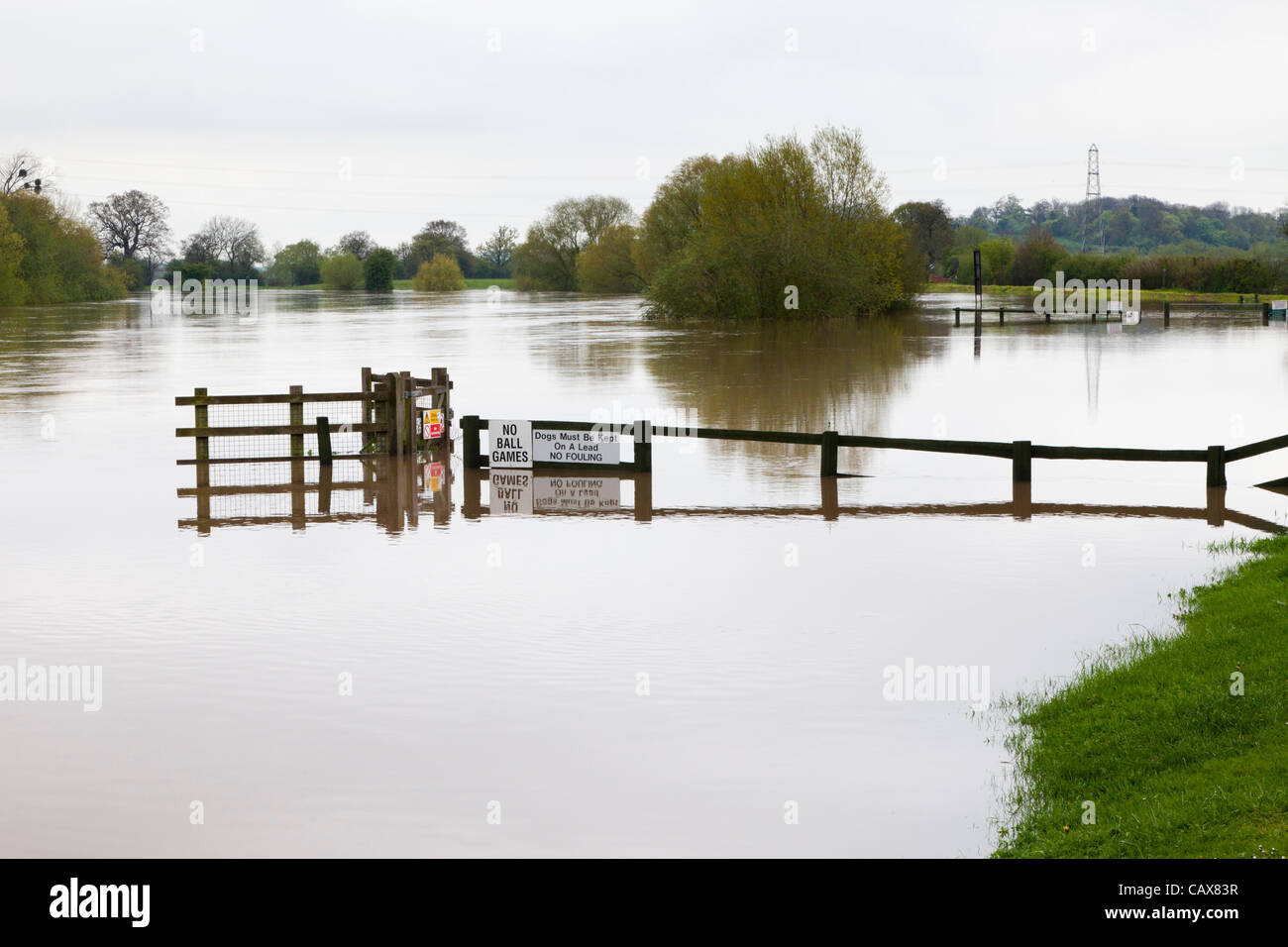 Il fiume Severn si allagò accanto al Red Lion PH a Waillode, Aperley, a sud di Tewkesbury, Gloucestershire UK, il 01 maggio 2012 Foto Stock