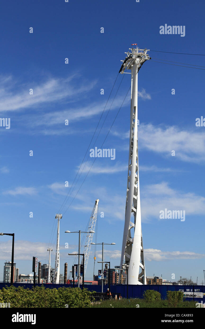 Emirates Air Line funivia attraversando il fiume Tamigi a Greenwich Londra England Regno Unito. Foto Stock