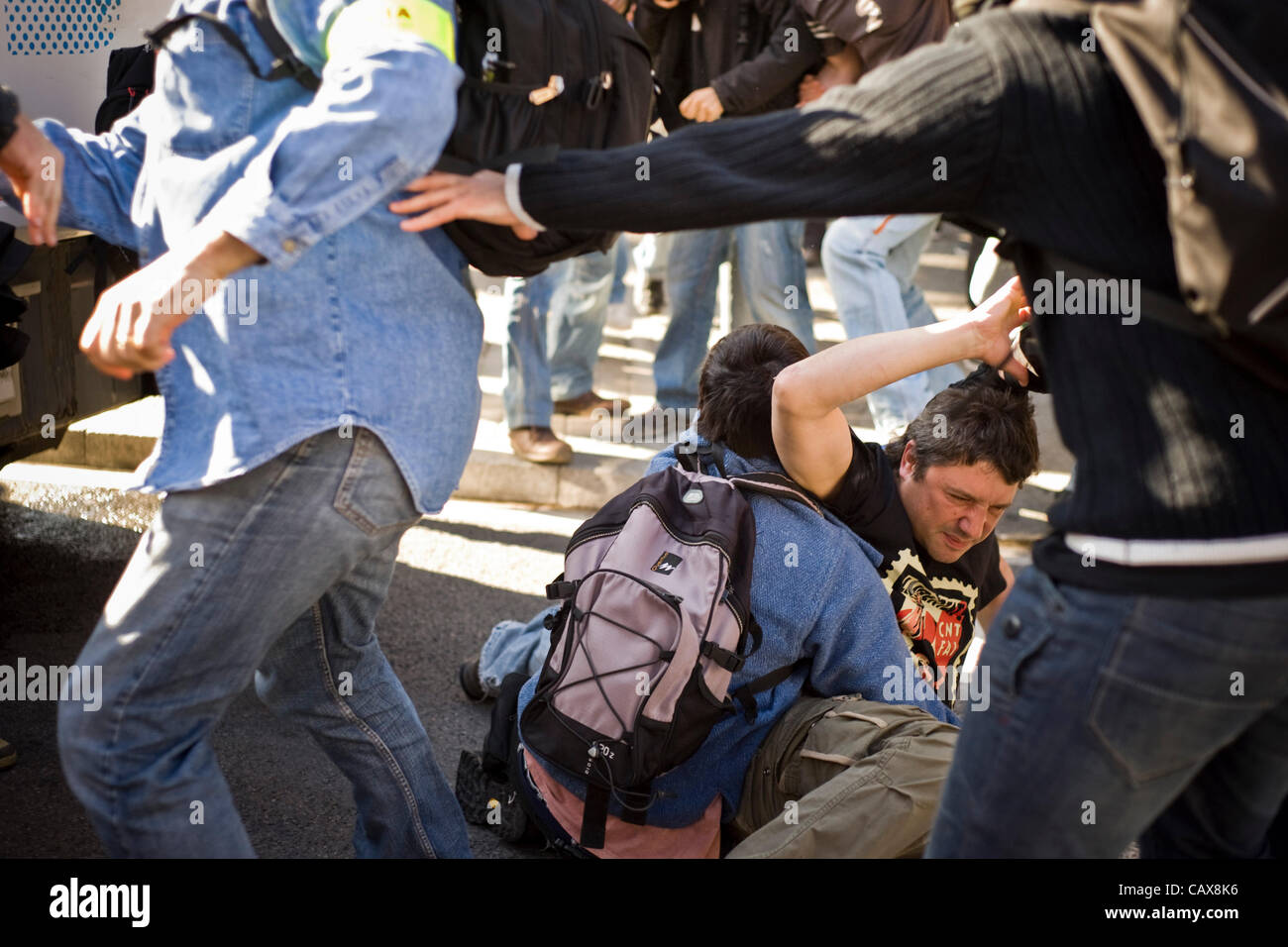 01 maggio 2012- Barcellona, Spagna. La polizia di lotta per arrestare un dimostratore durante la celebrazione delle alternative di dimostrazione di giorno di maggio formata dai sindacati di minoranza e con la presenza di un grande spiegamento di polizia. Foto Stock