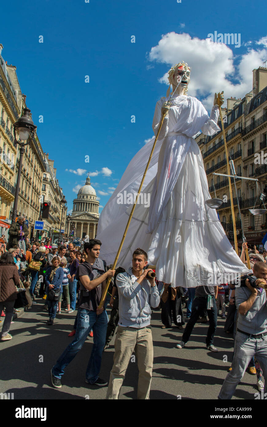 Parigi, Francia, Francese degli artisti di strada con Hugh effigie a maggio annuale Giorno marzo, Foto Stock