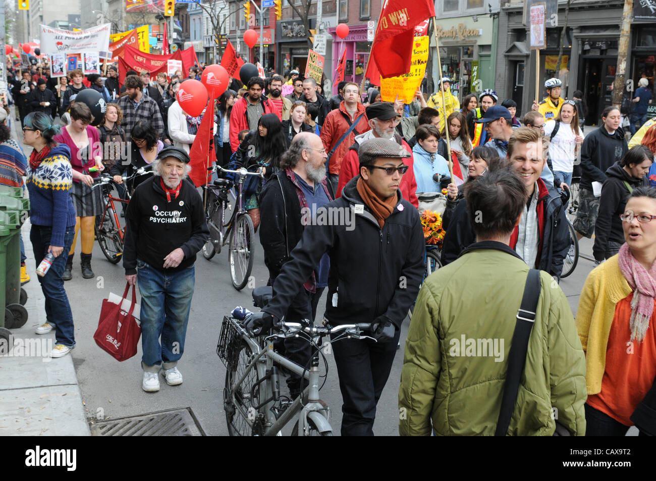 Il 1 maggio, 2012, migliaia di occupare Toronto manifestanti, i sostenitori e i gruppi di lavoratori fatta convergere a Nathan Philips Square al rally e marzo attraverso il centro cittadino di Toronto, l'avvio di occupare 2.0. Foto Stock