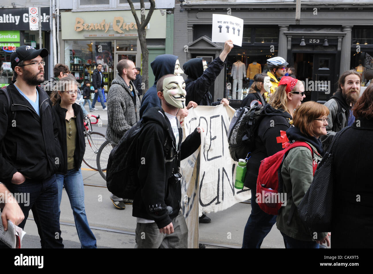 Il 1 maggio, 2012, migliaia di occupare Toronto manifestanti, i sostenitori e i gruppi di lavoratori fatta convergere a Nathan Philips Square al rally e marzo attraverso il centro cittadino di Toronto, l'avvio di occupare 2.0. Foto Stock