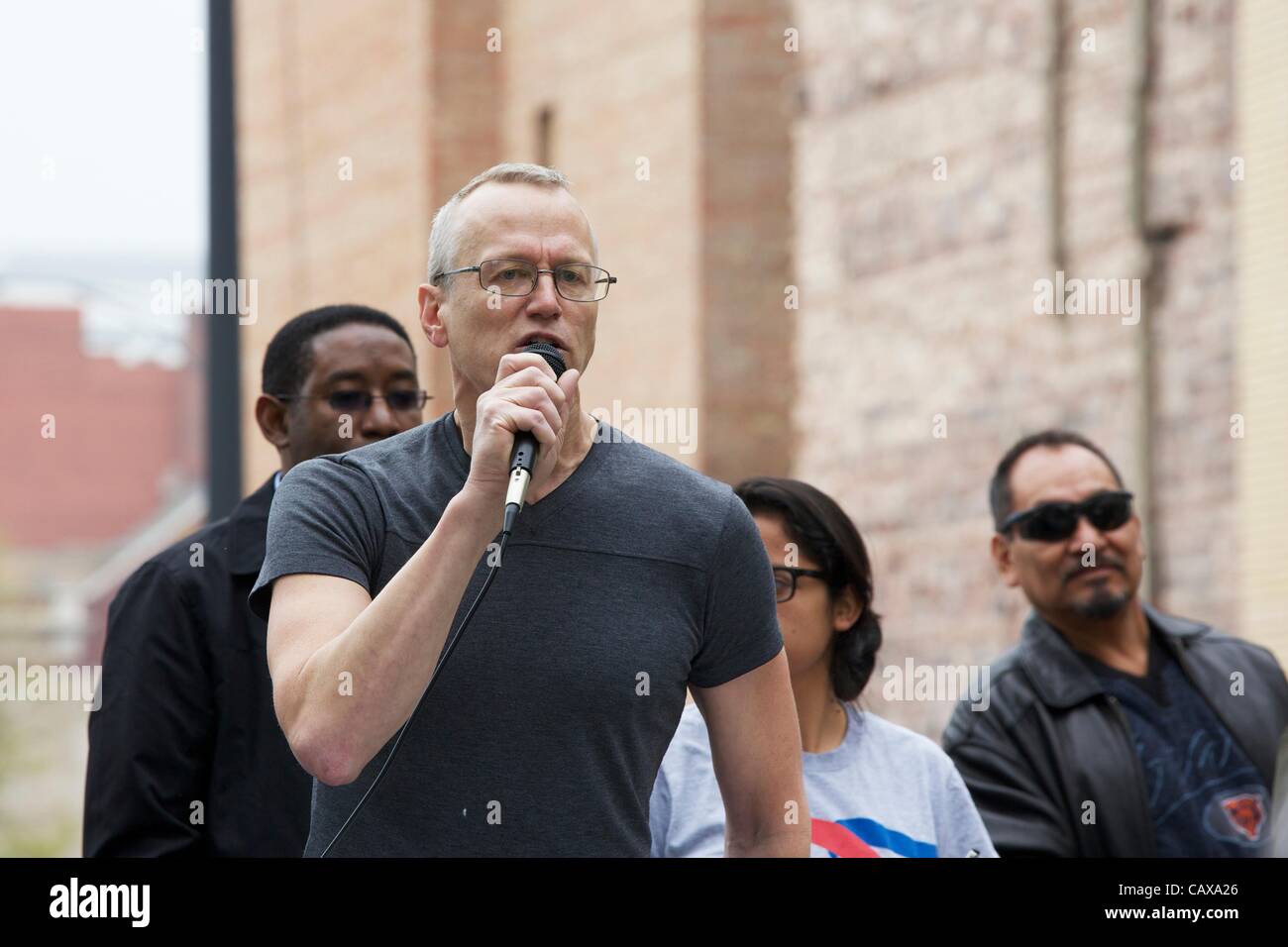 Chicago, Stati Uniti d'America, 01 maggio, 2012. Attivista di Chicago Andy Thayer parla di un giorno di maggio rally in unione Park. Dopo il rally di manifestanti hanno marciato più di due miglia a Federal Plaza nel centro cittadino di Chicago. Foto Stock