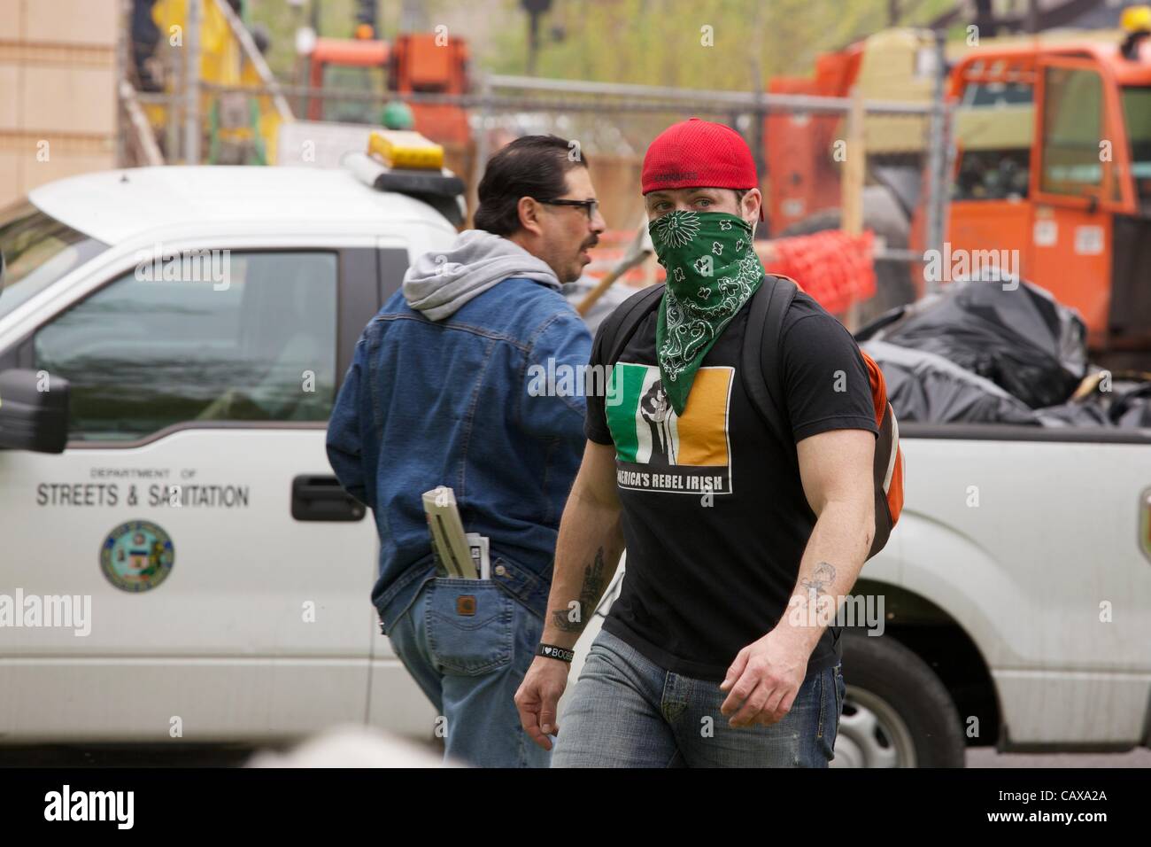 Chicago, Stati Uniti d'America, 01 maggio, 2012. Un uomo che nasconde la sua faccia con una bandana in un giorno di maggio rally in unione Park. Dopo il rally di manifestanti hanno marciato più di due miglia a Federal Plaza nel centro cittadino di Chicago. Foto Stock