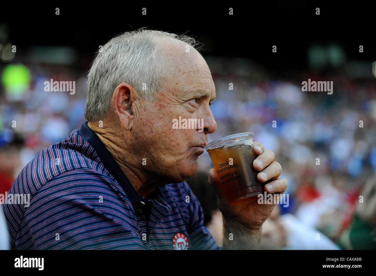 Aprile 30, 2012 - Arlington, Texas, Stati Uniti d'America - 25 aprile 2012. Arlington, TX. Stati Uniti d'America. Texas Rangers proprietario del team e Presidente Nolan Ryan bevande tè come la squadra ha giocato i New York Yankees in una Major League Baseball gioco al Ballpark in Arlington, Texas. (Credito Immagine: © Ralph Lauer/ZUMAPRESS.com) Foto Stock