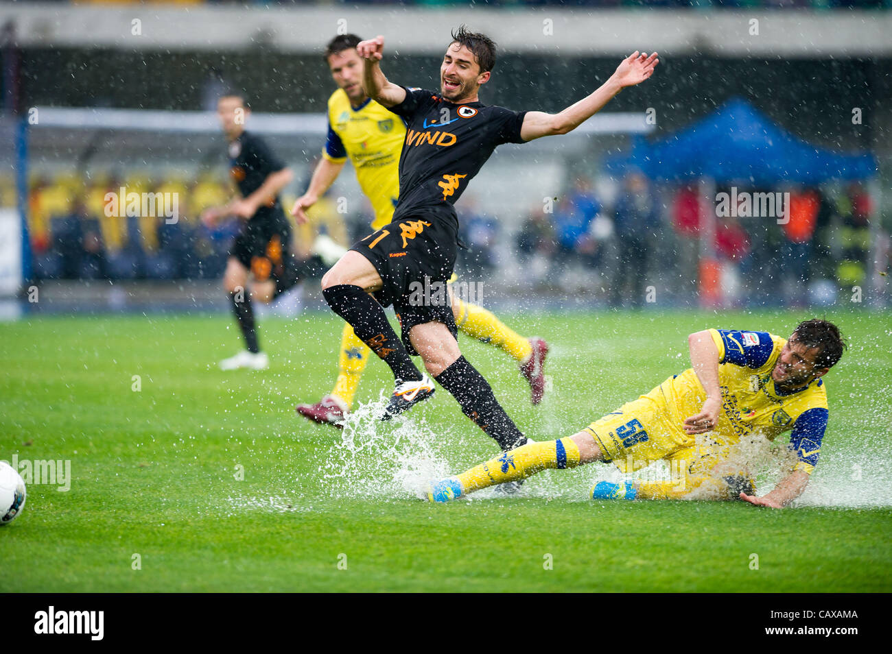 Fabio Borini (Roma), Perparim Hetemaj (Chievo), 1 maggio 2012 - Calcio : Italiano 'Serie A' match tra Chievo Verona 0-0 come Roma allo Stadio Marc'Antonio Bentegodi a Verona, Italia. (Foto di Maurizio Borsari/AFLO) [0855] Foto Stock