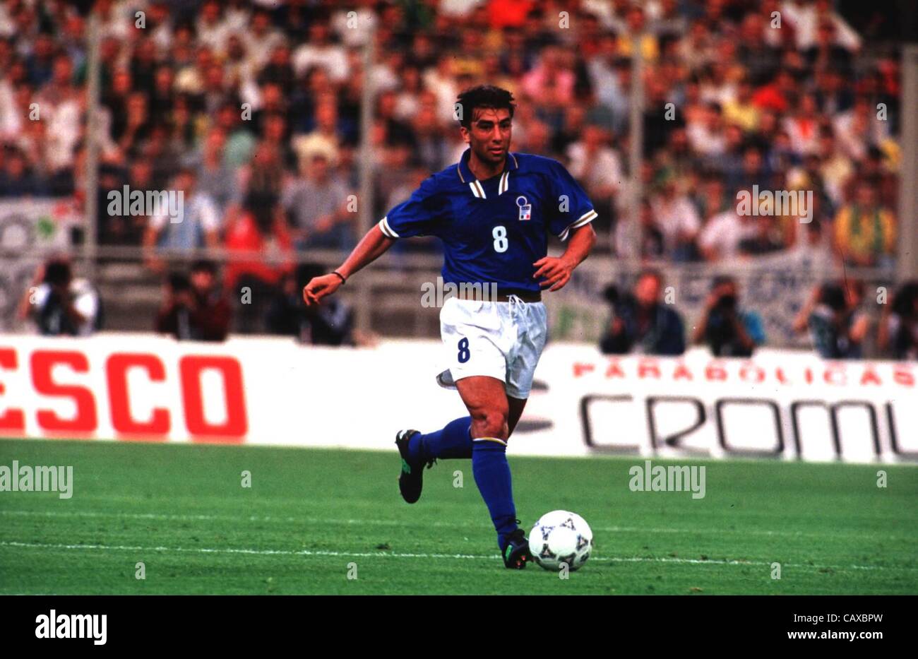 00.00.1997 Roberto Di Matteo porta la palla in avanti per l'Italia. Foto Stock