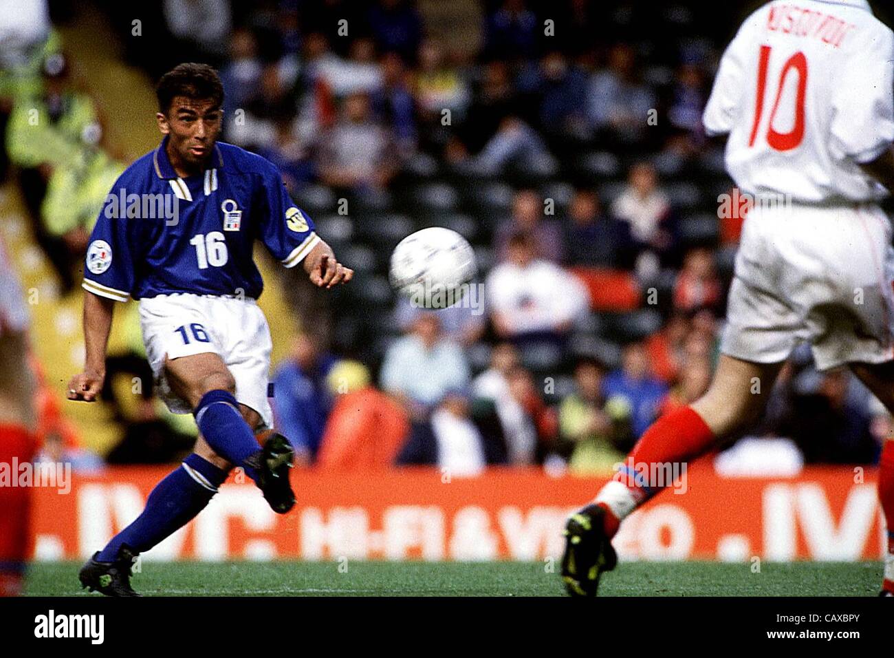 00.00.1996 Inghilterra. Roberto Di Matteo prende un colpo sul traguardo per l'Italia a Londra. Campionati Europei Foto Stock
