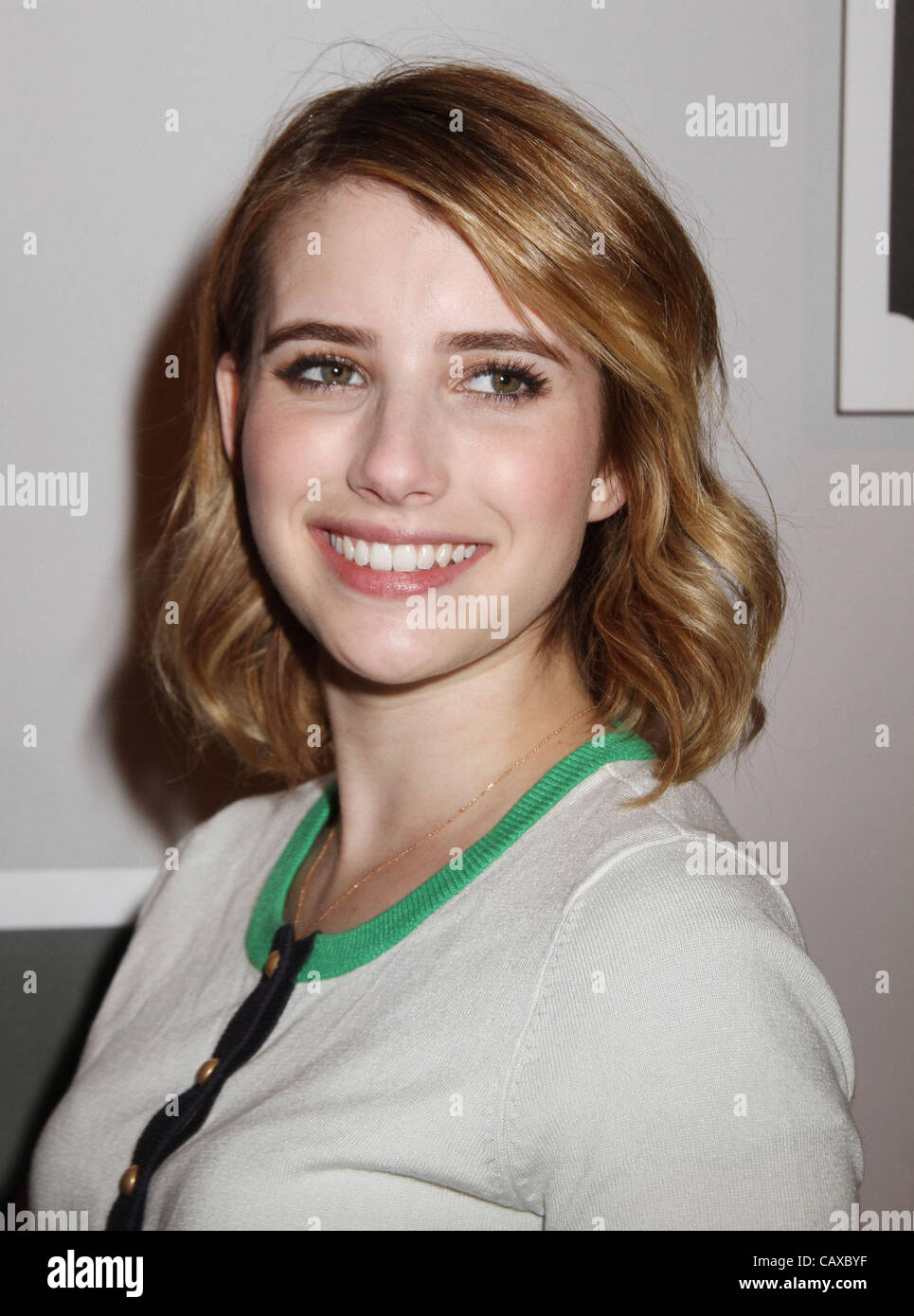 1 maggio 2012 - New York New York, Stati Uniti - Attrice Emma Roberts partecipa al lancio di negozi a un bersaglio tenuto presso la IAC Building. (Credito Immagine: © Nancy Kaszerman/ZUMAPRESS.com) Foto Stock
