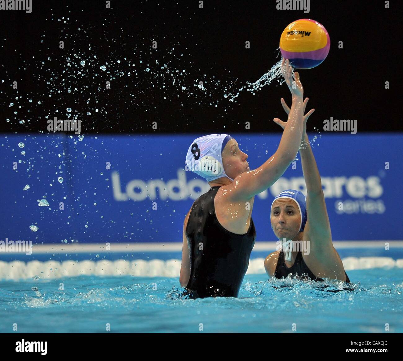 Pallanuoto ARENA, Stratford, Londra, Regno Unito, mercoledì. 02/05/2012. Chloe Wilcox (8), Gran Bretagna (GBR) Vs Ungheria (HUN). VISA Pallanuoto Invitational. Foto Stock