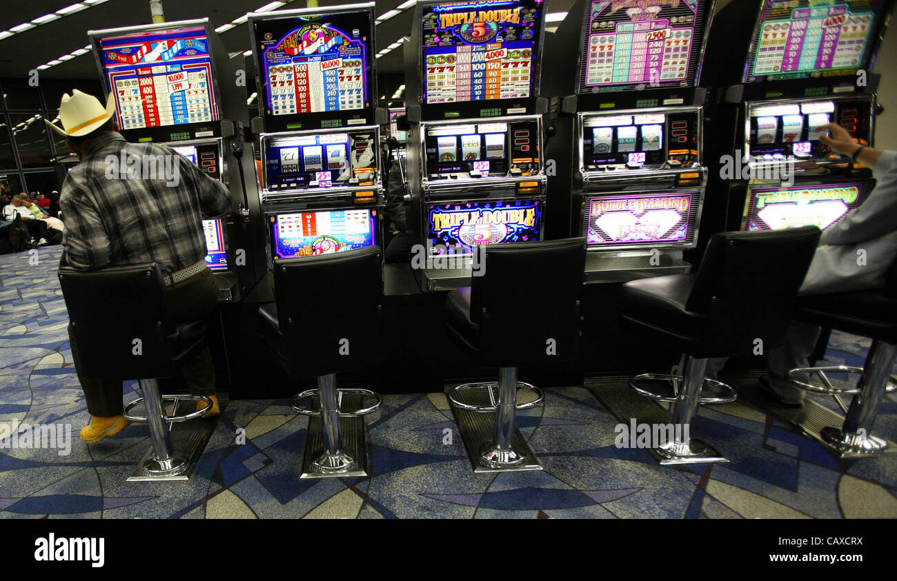 Oct 09, 2008 - Las Vegas, Nevada, Stati Uniti - Lo stile di Casino Gambling slot machines all aeroporto di Las Vegas. Il gioco d'azzardo è legale in Nevada dal 1931, formando la spina dorsale dello stato dell'economia, e la città di Las Vegas è forse il più noto il gioco d'azzardo destinazione in tutto il mondo..(Immagine di credito: © Ruarid Foto Stock