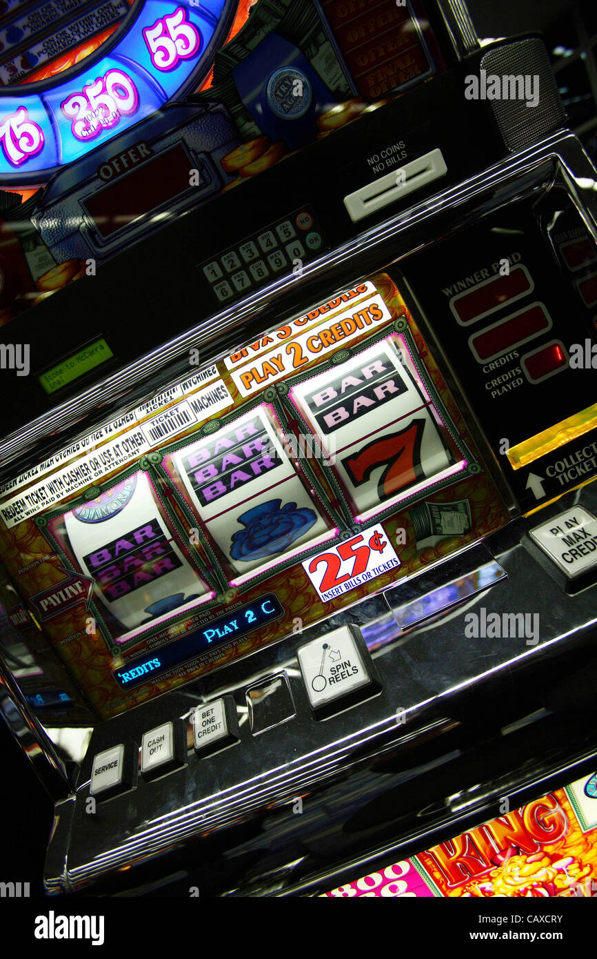 Oct 09, 2008 - Las Vegas, Nevada, Stati Uniti - Lo stile di Casino Gambling slot machines all aeroporto di Las Vegas. Il gioco d'azzardo è legale in Nevada dal 1931, formando la spina dorsale dello stato dell'economia, e la città di Las Vegas è forse il più noto il gioco d'azzardo destinazione in tutto il mondo..(Immagine di credito: © Ruarid Foto Stock