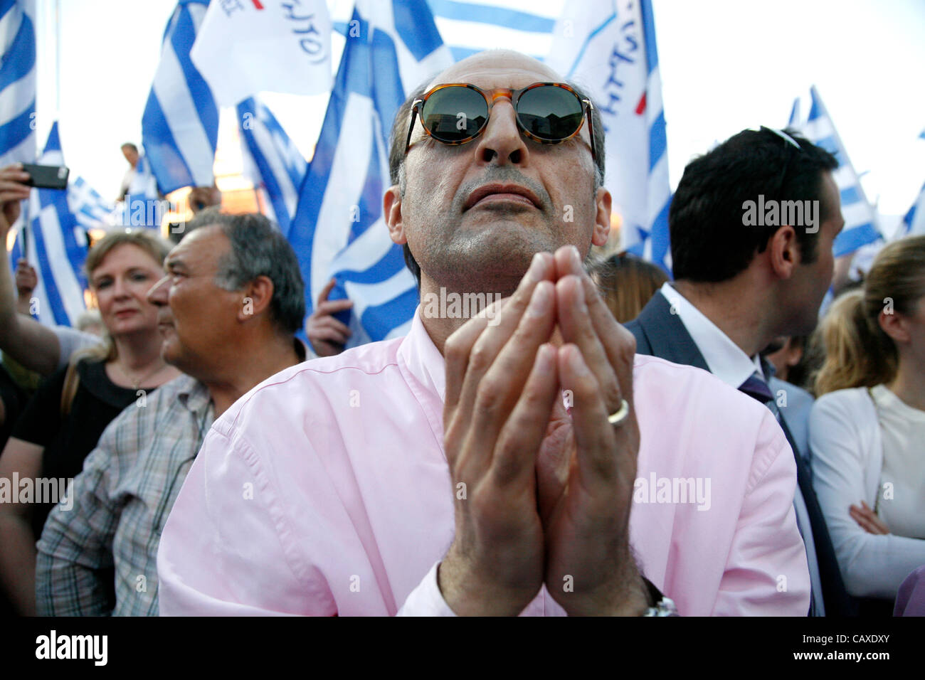 Sostenitore di Panos Kammenos controlla il suo discorso in posizione di preghiera. Panos Kammenos, leader degli indipendenti greci dà pre-discorso elettorale a Salonicco. Maggio 2, 2012 Foto Stock